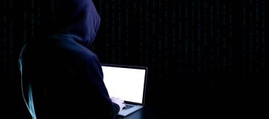 Hacker siber güvenliğe saldırdı. Bilgisayar korsanının elindeki dijital dizüstü bilgisayar siyaha izole edilmiş. İnternet hackleme teknolojisi. Giriş ve parola, siber güvenlik pankartı kavramı