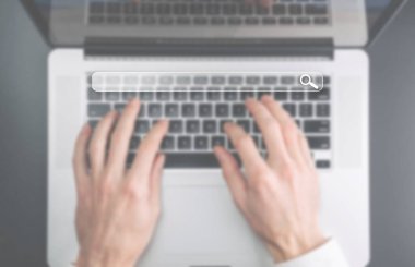 İnternette aranıyor. İnternet arama motoru seçici odaklanma. Web sörfü için bilgisayara dokunmak, web siteleri bulmak, bilgi kavramları aramak