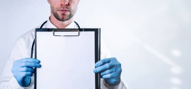 Pano adamının tıbbi geçmişi. Mavi eldivenli mutlu hemşire, hastane üniformalı hasta dosyasını beyaza sarılı tutuyor. Sağlık çalışanları, virüsün önlenmesi, karantina kampanyası afişi