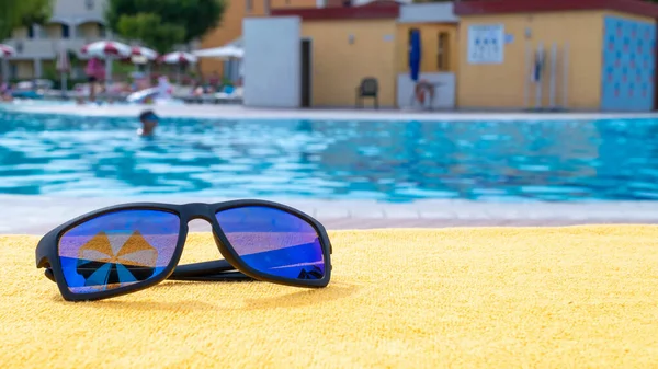 Gafas Sol Vacaciones Fondo Verano Equipamiento Piscina Playa Con Gafas — Foto de Stock