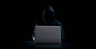 Siber saldırı hacker konsepti. İnternet hackleme teknolojisi. Hackerların elindeki bulanık dijital dizüstü bilgisayar siyah üzerine izole edilmiş. Veri koruması, güvenli internet erişimi, siber güvenlik