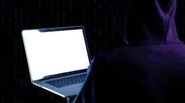 Hacker güvenlik siber saldırısı. Bilgisayar korsanının elindeki dijital dizüstü bilgisayar siyaha izole edilmiş. İnternet hackleme teknolojisi. Giriş ve parola, siber güvenlik pankartı kavramı