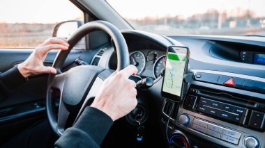 Navigasyon otomatik harita sistemi. Seyahat yolunda otomobilde akıllı telefon ekranında küresel konumlandırma sistemi. Akıllı telefon uygulama sistemi ile GPS navigasyonu