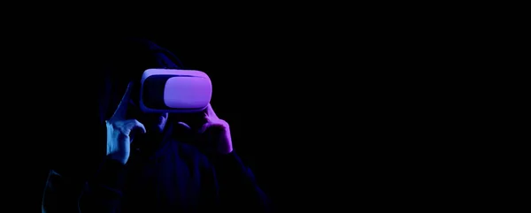 Juego Realidad Virtual Joven Hombre Gafas Digitales Para Tecnología Realidad —  Fotos de Stock