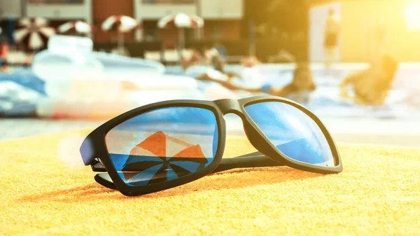 Sonnenbrille Nahaufnahme Sommer Hintergrund Strandausrüstung Mit Reisesonnenbrille Auf Gelbem Urlaubshandtuch — Stockfoto