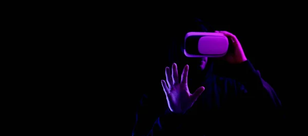 Casco Realidad Virtual Modelo Joven Gafas Digitales Para Tecnología Realidad — Foto de Stock