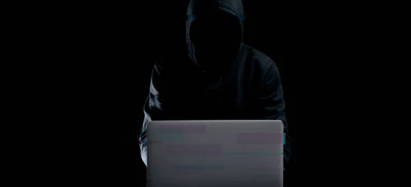 해커가 사이버 보안을 공격합니다 블랙으로 해커의 디지털 노트북이야 인터넷 기술에 — 스톡 사진