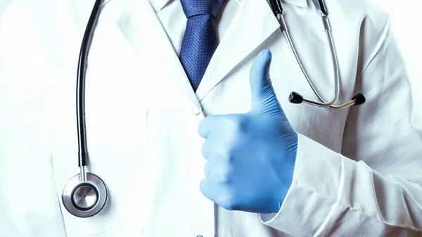 의사의 손짓으로 기록을 파란색 장갑을 유니폼을 청진기를 흰색으로 간호사 — 스톡 사진