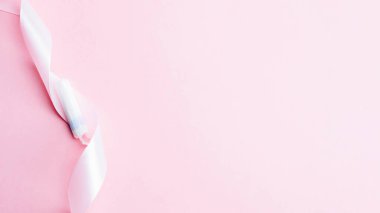 Tampon kadın hijyen. Pembe arka planda adet tamponu olan pembe kurdele. Adet dönemi kadınsı. Kritik günlerde kadınlar için yumuşak ihale koruması