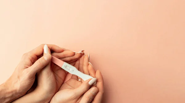 Test Ciążowy Pozytywny Dłonie Kobiet Posiadają Dodatni Wynik Testu Ciążowego — Zdjęcie stockowe