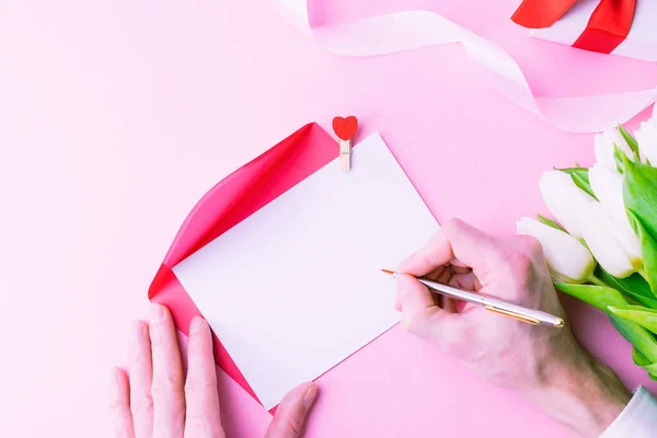 엄마들은 편도가 흰색의 리본을 선물은 배경에 놓여져 발렌틴의 여성의 인사말 — 스톡 사진
