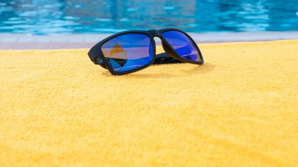Okulary Przeciwsłoneczne Zbliżenie Letnie Tło Wyposażenie Basenu Plażowego Okulary Przeciwsłoneczne — Zdjęcie stockowe