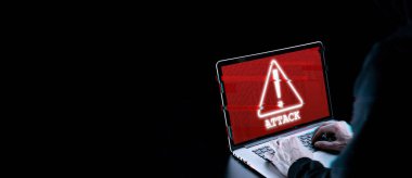 Hacker siber güvenliğe saldırdı. Bilgisayar korsanının elindeki dijital dizüstü bilgisayar siyaha izole edilmiş. Hatalı internet hackleme teknolojisi. Giriş ve parola, siber güvenlik pankartı kavramı