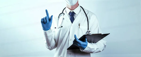 医師のジェスチャーは医学的な背景を手 青い手袋の幸せな看護師 病院の制服 白い上に隔離された聴診器 スペースの背景をコピー — ストック写真