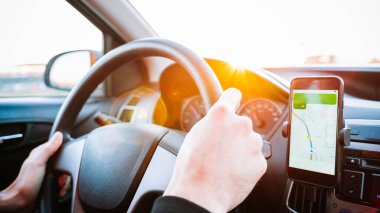 GPS araba haritası sistemi. Seyahat yolunda otomobilde akıllı telefon ekranında küresel konumlandırma sistemi. Navigasyon otomatik konum sistemi uygulaması