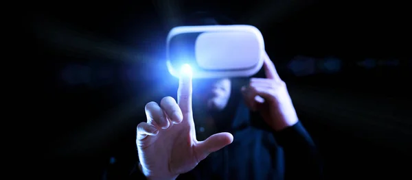 Helma Virtuální Realita Model Mladý Digitálních Brýlích Pro Technologii Virtuální — Stock fotografie