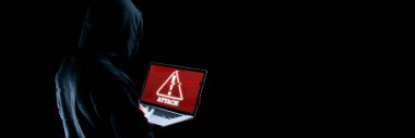 Siber hacker saldırısı konsepti. İnternet hackleme teknolojisi. Hackerların elindeki bulanık dijital dizüstü bilgisayar siyah üzerine izole edilmiş. Bilgi güvenlik terimleri siber güvenlik pankartı
