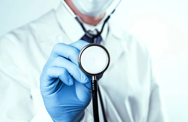 Stethoscope Kéz Orvosi Háttér Boldog Orvos Kórházi Egyenruhában Kék Kesztyű — Stock Fotó