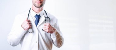 Tıbbi afiş, doktor geçmişi. Hastane üniformalı mutlu hemşire, mavi eldivenli hasta panosu beyaz üzerinde izole edilmiş. İlaç hizmeti ve sağlık hizmeti kavramı