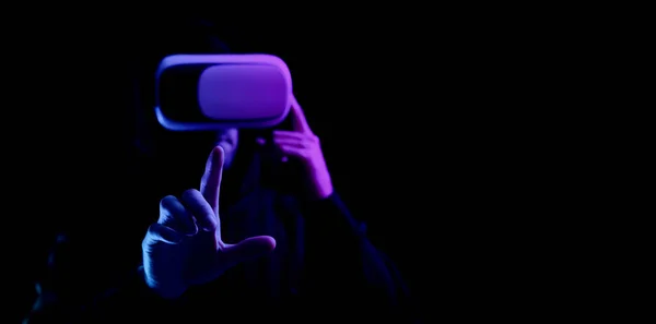 Virtuální Realita Mladý Muž Digitálních Brýlích Pro Technologii Virtuální Reality — Stock fotografie