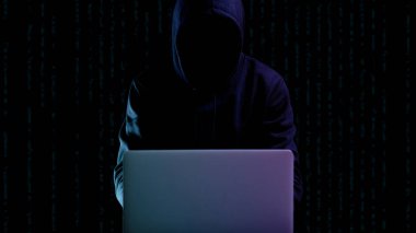 Siber hacker saldırısı konsepti. İnternet hackleme teknolojisi. Bilgisayar korsanının elindeki dijital dizüstü bilgisayar siyaha izole edilmiş. Bilgi güvenlik terimleri siber güvenlik pankartı