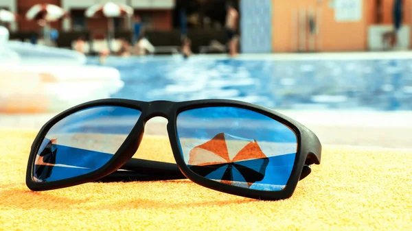 Gafas Sol Primer Plano Fondo Verano Equipamiento Piscina Playa Con — Foto de Stock