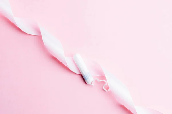 Menstruacyjny Tampon Kobiecej Higieny Różowa Wstążka Tamponami Menstruacyjnymi Różowym Tle — Zdjęcie stockowe