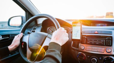 GPS araba haritası sistemi. Seyahat yolunda otomobilde akıllı telefon ekranında küresel konumlandırma sistemi. Navigasyon otomatik konum sistemi uygulaması