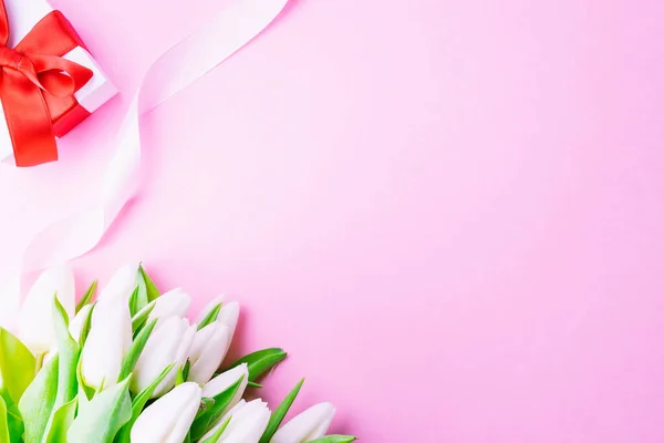 Moederdag Cadeau Voorjaar Witte Tulp Bloem Cadeau Met Rood Lint — Stockfoto