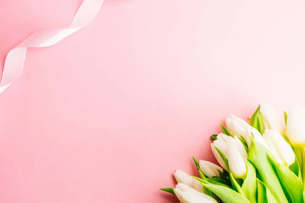 Prezent Dzień Matki Wiosna Biały Kwiat Tulipan Prezent Czerwoną Wstążką — Zdjęcie stockowe