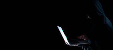 Hacker siber güvenliğe saldırdı. Bilgisayar korsanının elindeki dijital dizüstü bilgisayar siyaha izole edilmiş. Hatalı internet hackleme teknolojisi. Giriş ve parola, siber güvenlik pankartı kavramı