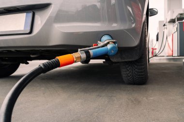 Yakıt arabası. Araç tankına hortumdan benzin pompala. Benzin, benzin istasyonu. Dizel taşımacılıkta ekonomik işler. Otomotiv ulaşım kavramı