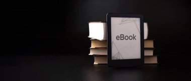 E okuyucu. Dijital e-kitap, karanlık arkaplan üzerine kitapları olan kütüphane okuyucu tableti. Çevrimiçi eğitim kursu, E öğrenme sınıfı ve dijital teknoloji konsepti