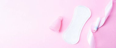 Adet pedleri, regl kupası ve pembe arka planda kadın hijyeni için tampon. Adet dönemi kadınsı. Düz pankart, metin için alanı kopyala. Jinekolojik bakım