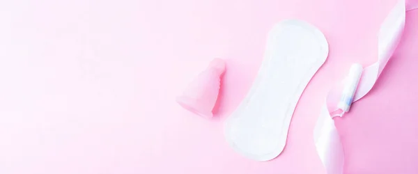 Podpaski Menstruacyjne Kubek Menstruacyjny Tampon Higieny Kobiet Różowym Tle Okres — Zdjęcie stockowe