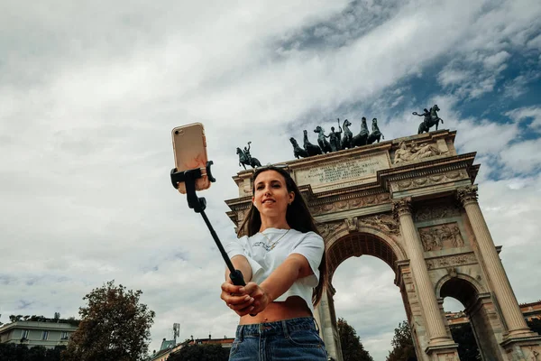 Travel Blogger Milan Italy Photographer Girl Smartphone Milan Piazza Del — Stock Photo, Image