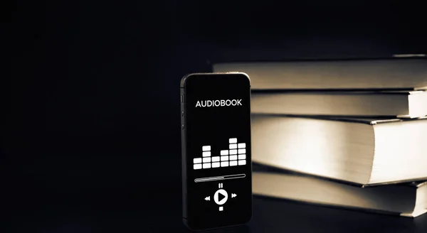 Zvuková Kniha Telefonní Obrazovka Audioknihou App Papírových Knihách Černé Pozadí — Stock fotografie