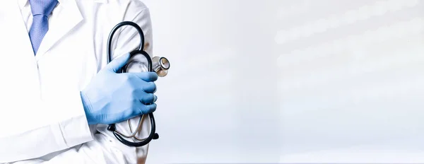 Stethoskop Arzt Medizinischen Hintergrund Glückliche Krankenschwester Krankenhausuniform Blaue Handschuhe Stethoskop — Stockfoto