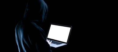 Bilgisayar korsanı siber güvenlik. Bilgisayar korsanının elindeki dijital dizüstü bilgisayar siyah pankartta izole edilmiş. İnternet hackleme teknolojisi. Veri koruması, güvenli internet erişimi, siber güvenlik