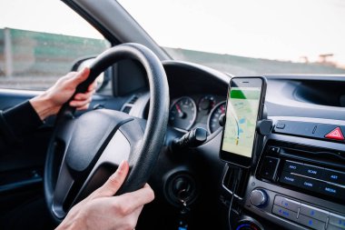 GPS aygıt haritalama sistemi. Seyahat yolunda otomobilde akıllı telefon ekranında küresel konumlandırma sistemi. GPS araç navigatörü sürücü aygıtı