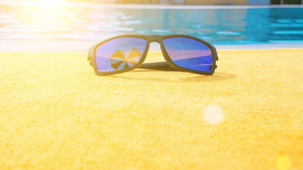 Letnie Tło Basenu Okularami Wyposażenie Basenu Plażowego Okulary Przeciwsłoneczne Żółtym — Zdjęcie stockowe