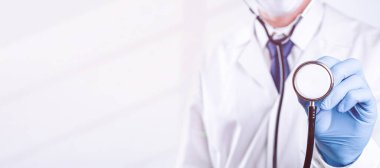 Stetoskop doktoru tıbbi geçmişi. Hastane üniformalı mutlu hemşire, mavi eldivenli steteskop beyaz üzerine izole edilmiş. İlaç hizmeti ve sağlık hizmeti kavramı