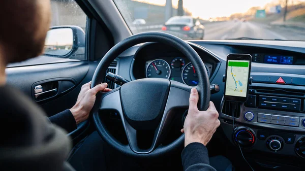 Gps汽车地图系统 汽车旅行路上智能手机屏幕上的全球定位系统 导航自动定位系统应用程序 — 图库照片
