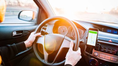 Navigasyon otomatik harita sistemi. Seyahat yolunda otomobilde akıllı telefon ekranında küresel konumlandırma sistemi. Akıllı telefon uygulama sistemi ile GPS navigasyonu