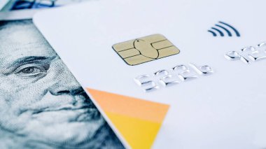 Dolar işareti banka kartı. Kredi kartıyla 100 dolar. Para beyaz arka planda izole edilmiş. Amerikan parası