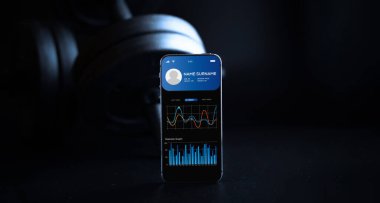 Sağlık uygulaması. Sağlıklı akıllı telefon ekranı ya da siyah halterli spor salonu mobil uygulaması. Evde çevrimiçi çalışma