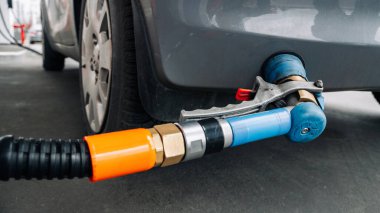 Yakıt arabası. Araç tankına hortumdan benzin pompala. Benzin, benzin istasyonu. Dizel taşımacılıkta ekonomik işler. Otomotiv ulaşım kavramı