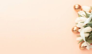 Mutlu Paskalya dekorasyonunda pastel pembe arka planda bahar beyazı laleleri olan altın yumurtalar. Folyo minimalist yumurta tasarımı, modern üst görünüm afiş tasarımı