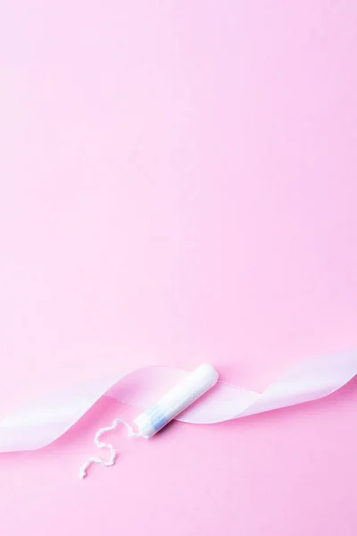 Tamponi Igiene Femminile Nastro Rosa Con Tampone Mestruale Sfondo Rosa — Foto Stock
