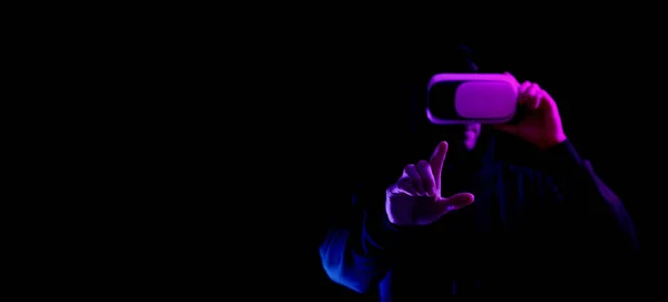 Juego Realidad Virtual Joven Hombre Gafas Digitales Para Tecnología Realidad — Foto de Stock
